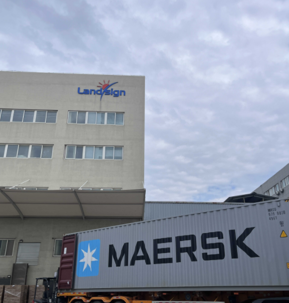 Почиње ранојутарњи утовар и отпрема у Ландсигн