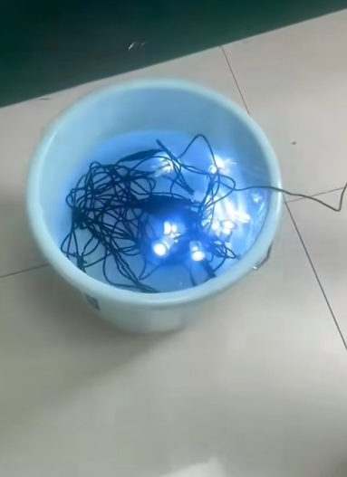 Сијалице на палуби пролазе кроз испитивање водоотпорности потопљене у воду